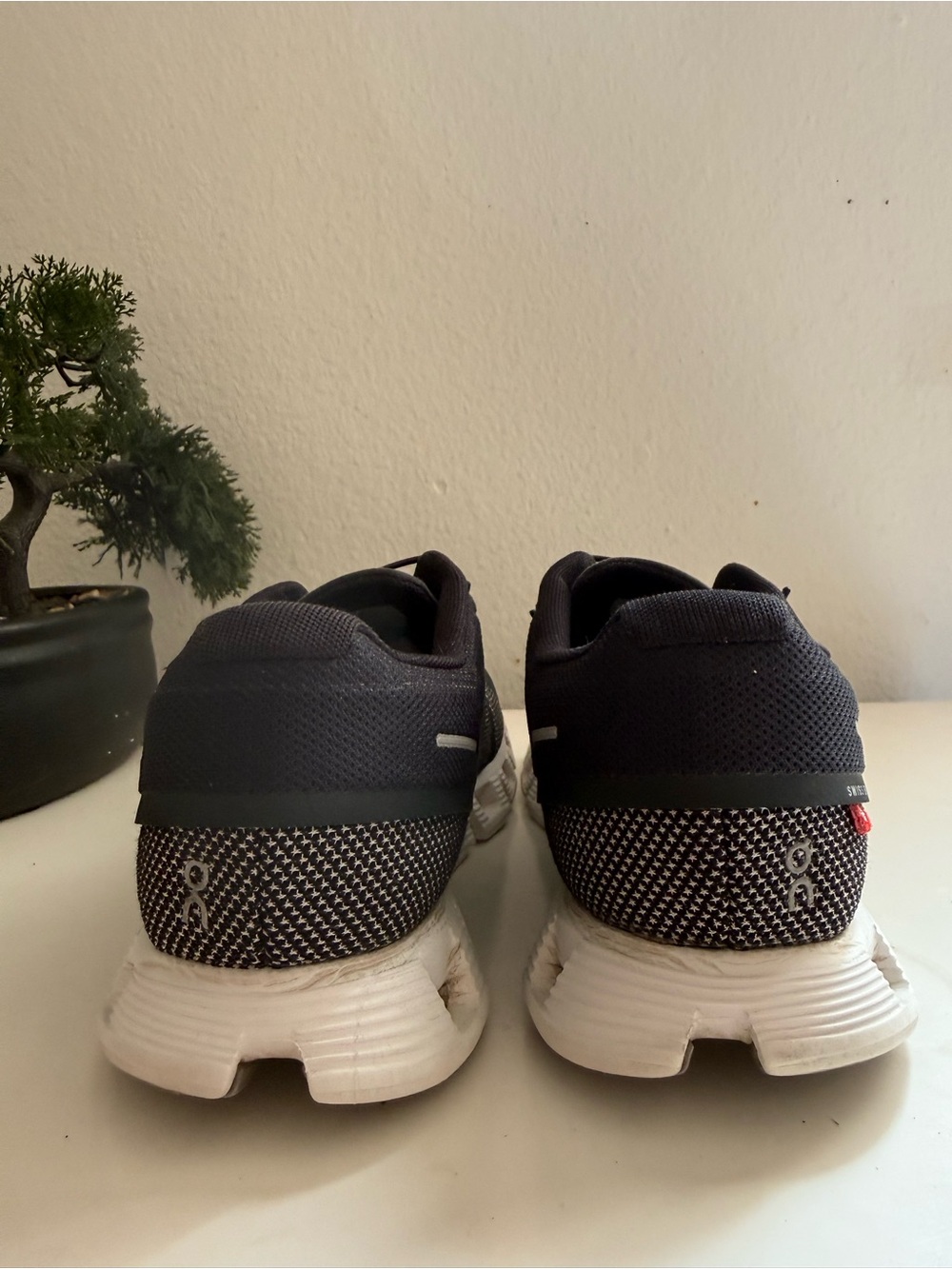 On Running cloud 5 Women size 9  Athletic Shoes in Black and White - Picture 4 of 8